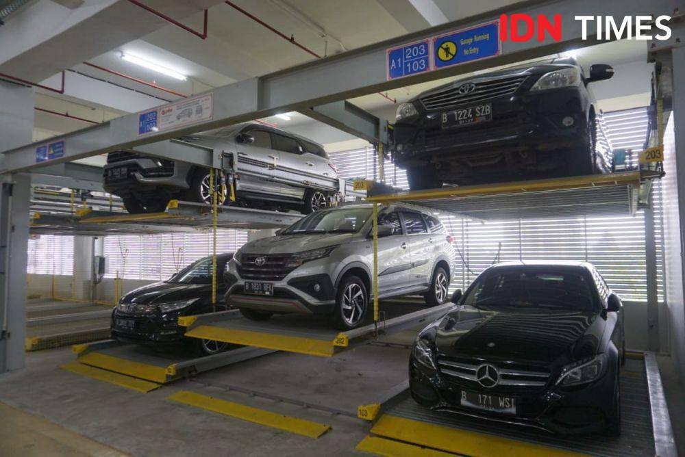 Mobil koruptor yang disita di KPK Rumah Penyimpanan Benda Sitaan dan Barang Rampasan KPK di Cawang, Jakarta Timur. (IDN Times/Aryodamar)