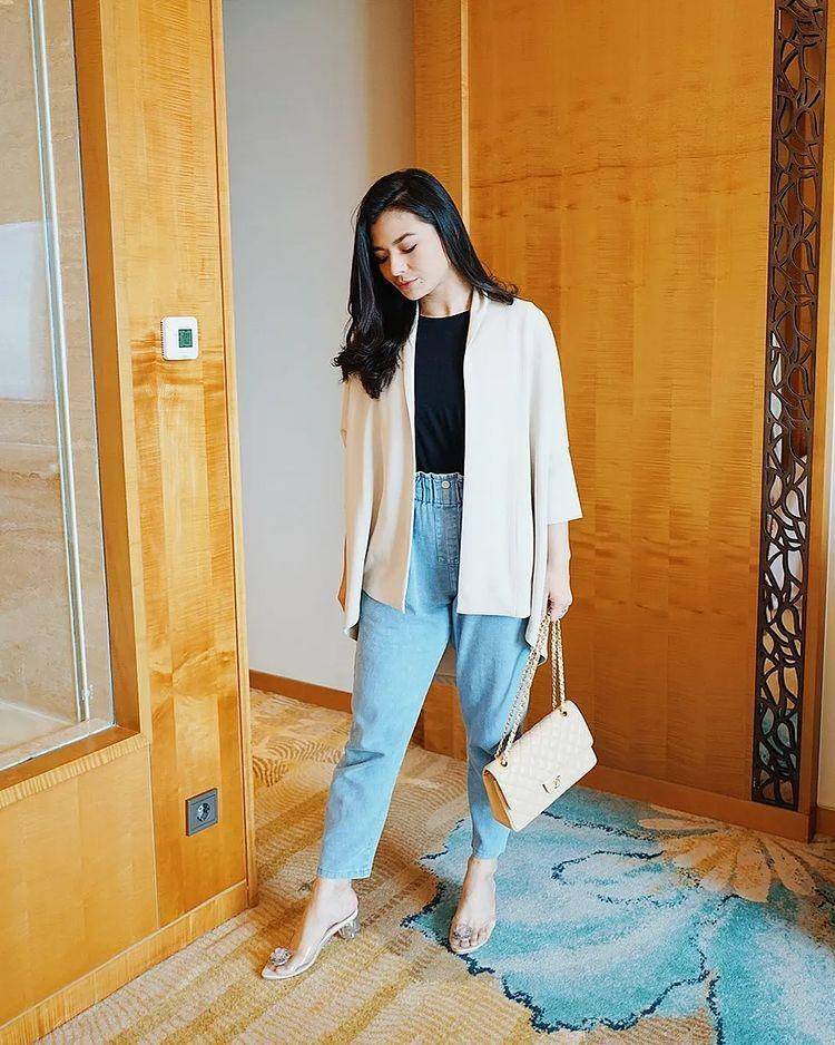 OOTD ke kantor ala artis (instagram.com/eriskarein)