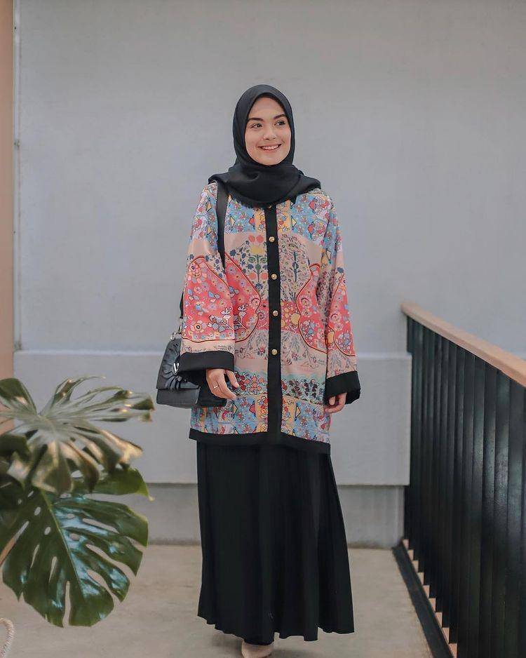OOTD ke kantor ala artis (instagram.com/vebbypalwinta)