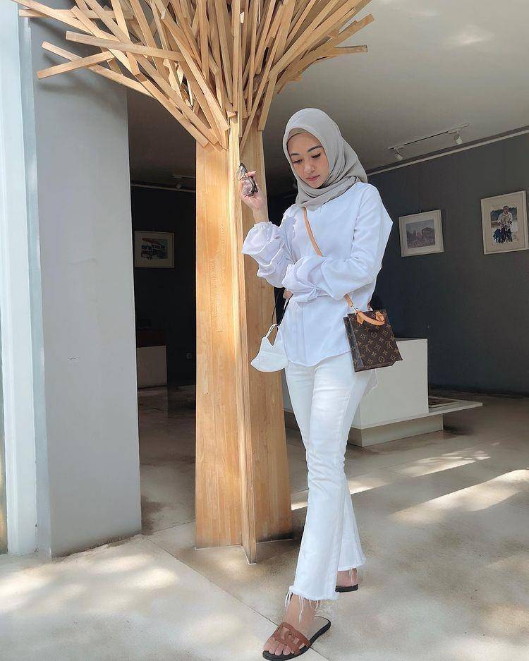 OOTD ke kantor ala artis (instagram.com/poppybungariphat)