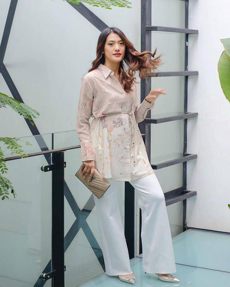 OOTD ke kantor ala artis (instagram.com/anissaaziza)