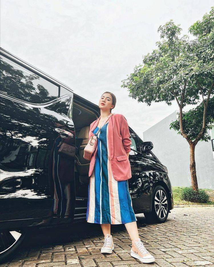 OOTD ke kantor ala artis (instagram.com/felicyangelista_)