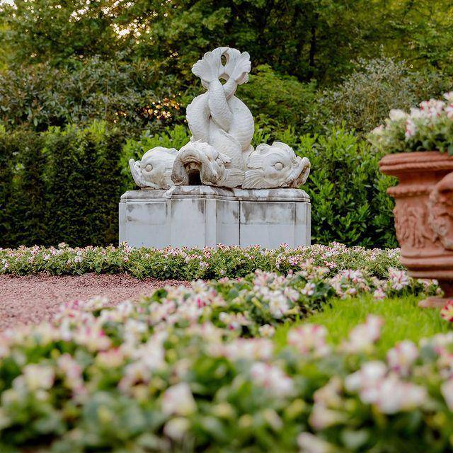 potret patung di Keukenhof (instagram.com/visitkeukenhof)