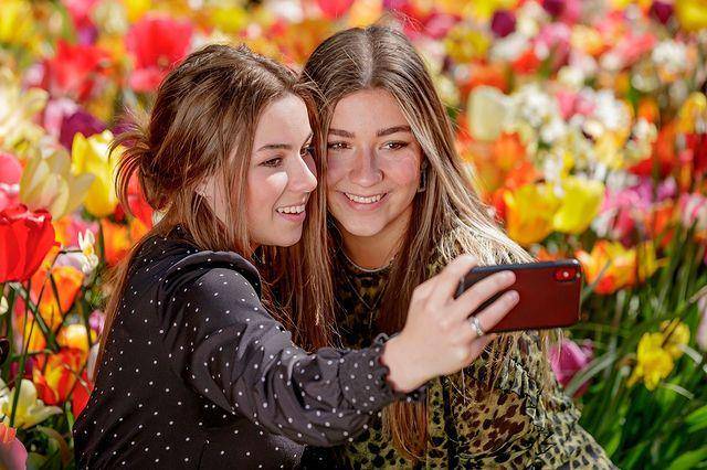 potret pengunjung sedang berfoto di taman bunga tulip. (instagram.com/visitkeukenhof)