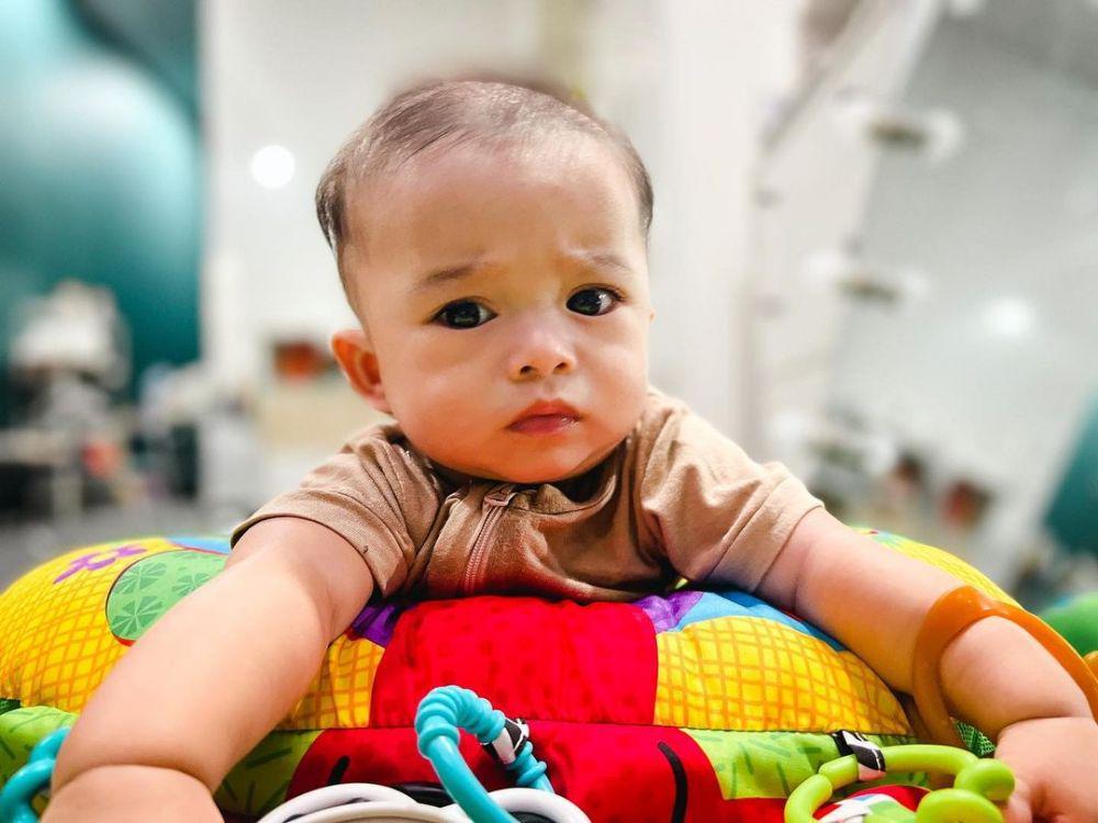 Genap 8 Bulan, Ini 10 Potret Baby Adzam dengan Beragam Ekspresi!