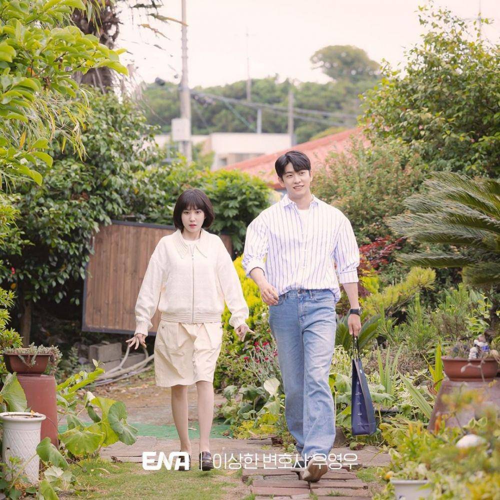 Park Eun Bin (Young Woo) dan Kang Tae Oh (Lee Jun Ho) di Kdrama Extraordinary Attorney Woo (instagram.com/channel.ena.d)