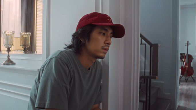 cuplikan Kao merenungi masalahnya (dok.Netflix/Fast & Feel Love)