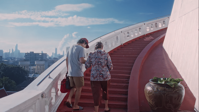 cuplikan Kao menemani ibunya berdoa (dok.Netflix/Fast & Feel Love)