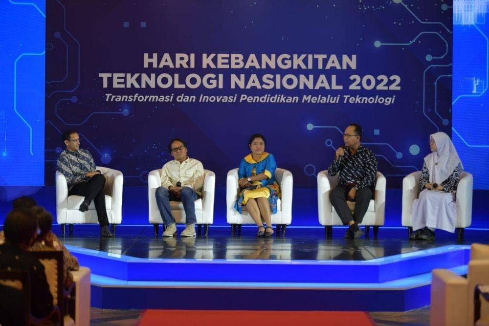 Menteri Pendidikan, Kebudayaan, Riset, dan Teknologi (Mendikbudristek), Nadiem Anwar Makarim dalam dialog bersama penerima manfaat Ekosistem Teknologi Kemendikbudristek bertema “Transformasi dan Inovasi di Sektor Pendidikan Melalui Teknologi” pada peringatan Hari Kebangkitan Teknologi Nasional (Hakteknas) 2022, di Jakarta, Rabu (10/8). (Dok. Kemendikbudristek)