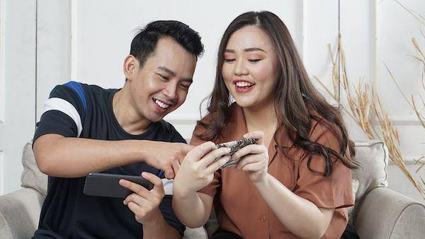 Ilustrasi pasangan pria Tionghoa (unsplash/Afif Kusuma)