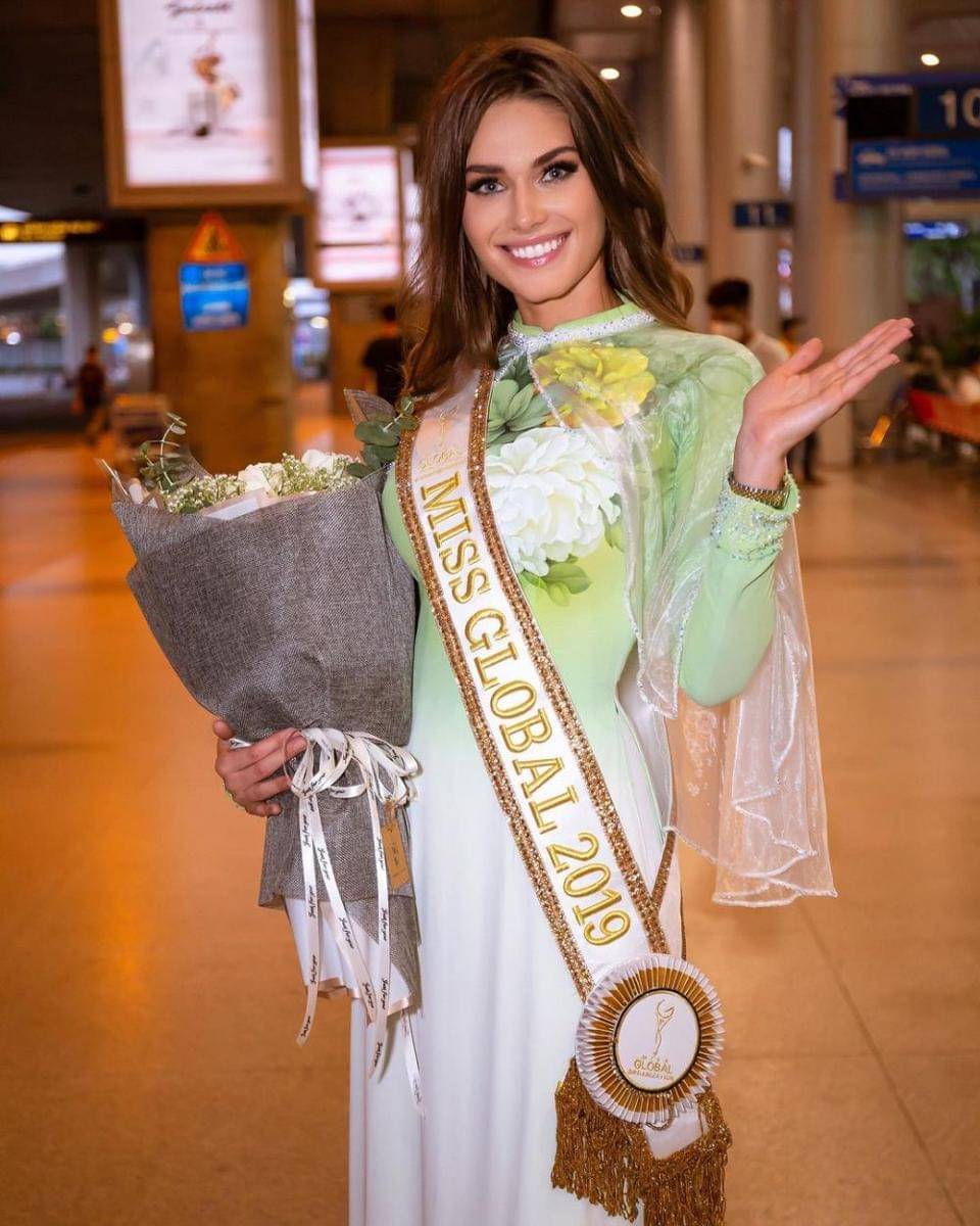 Potret Beauty Queen Dunia yang Berkunjung Ke Vietnam di Sepanjang Tahun 2022 (Instagram.com/kokinecka)