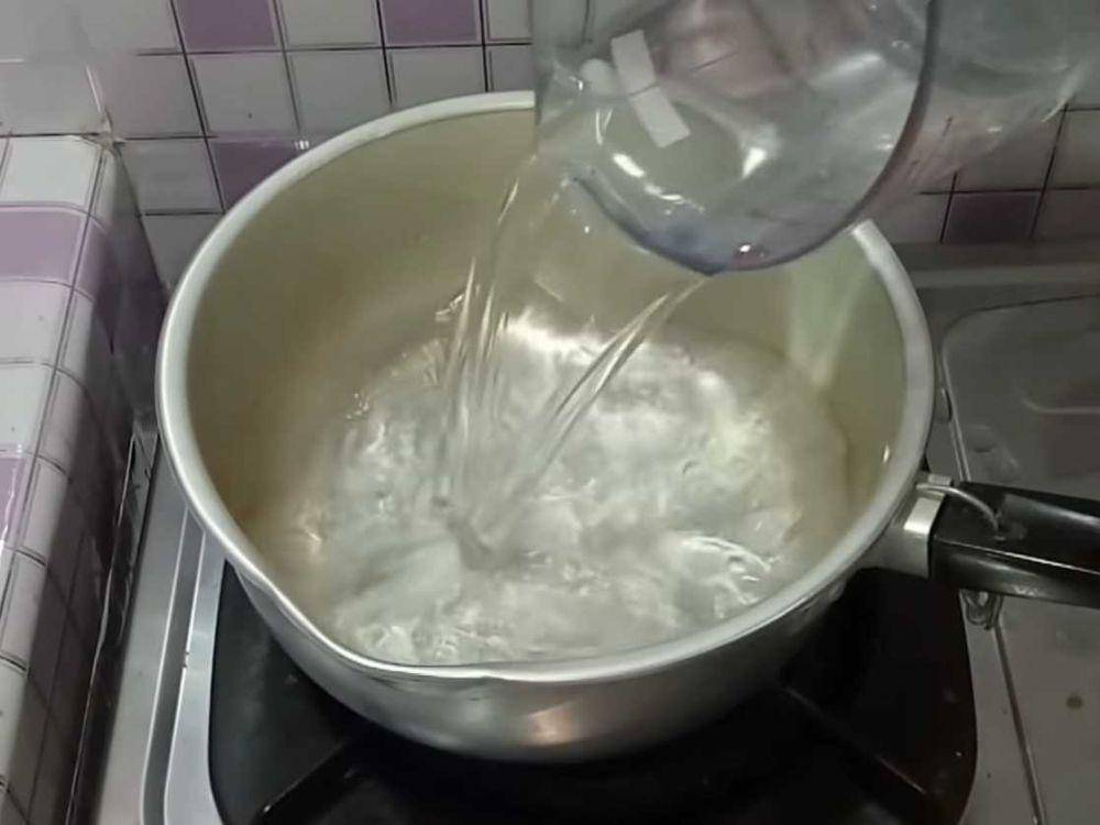 Memasukkan air ke dalam panci (youtube.com/Asahid TehYung)