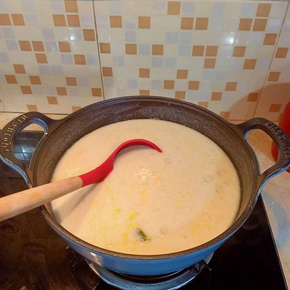 Memasak bubur jagung (Instagram.com/azizahnasir)