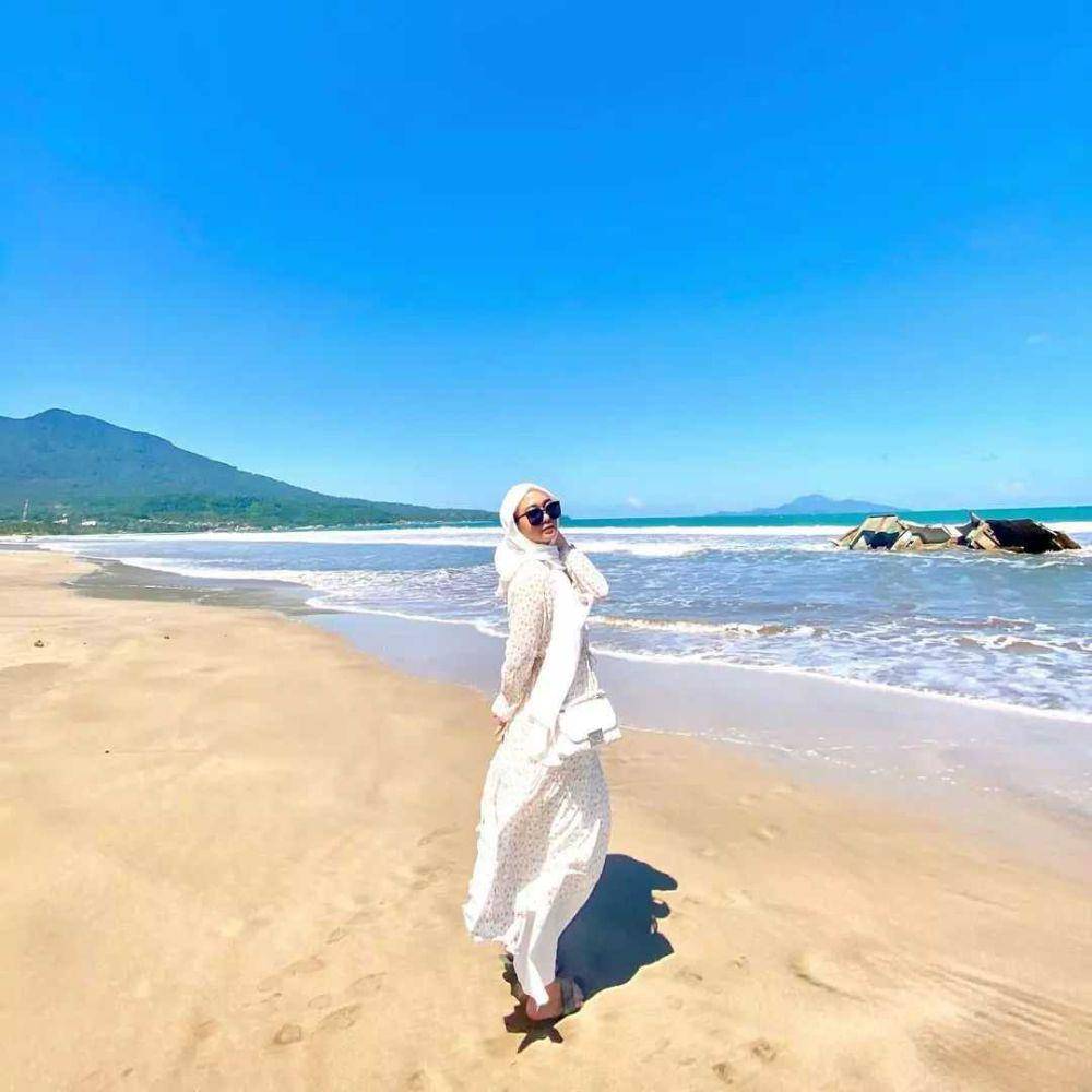 Pantai Kedu Warna (instagram.com/ghinaramhatiaraa)