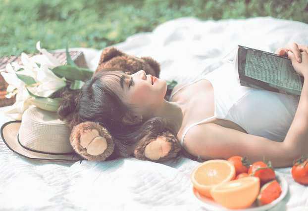 ilustrasi wanita berbaring (pexels.com/nguyễn hoàng việt)