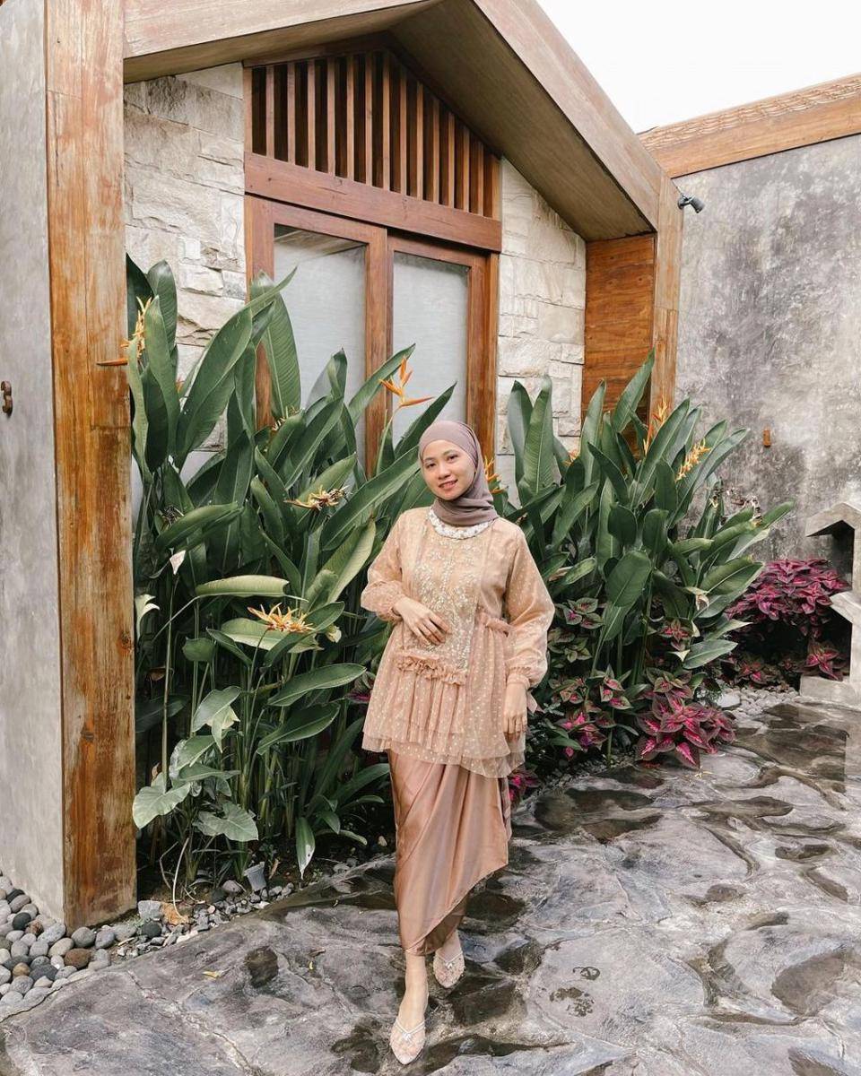 ide kebaya modern hijab untuk acara lamaran (instagram.com/indhkhrsma28)