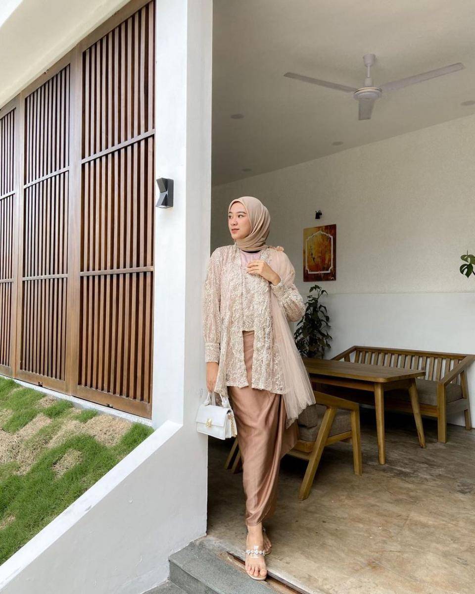 ide kebaya modern hijab untuk acara lamaran (instagram.com/indahninayusti)