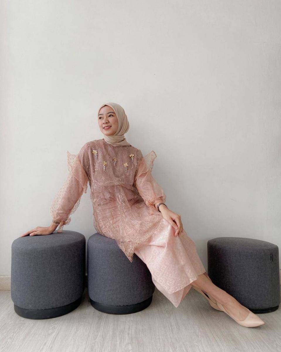 ide kebaya modern hijab untuk acara lamaran (instagram.com/indahninayusti)