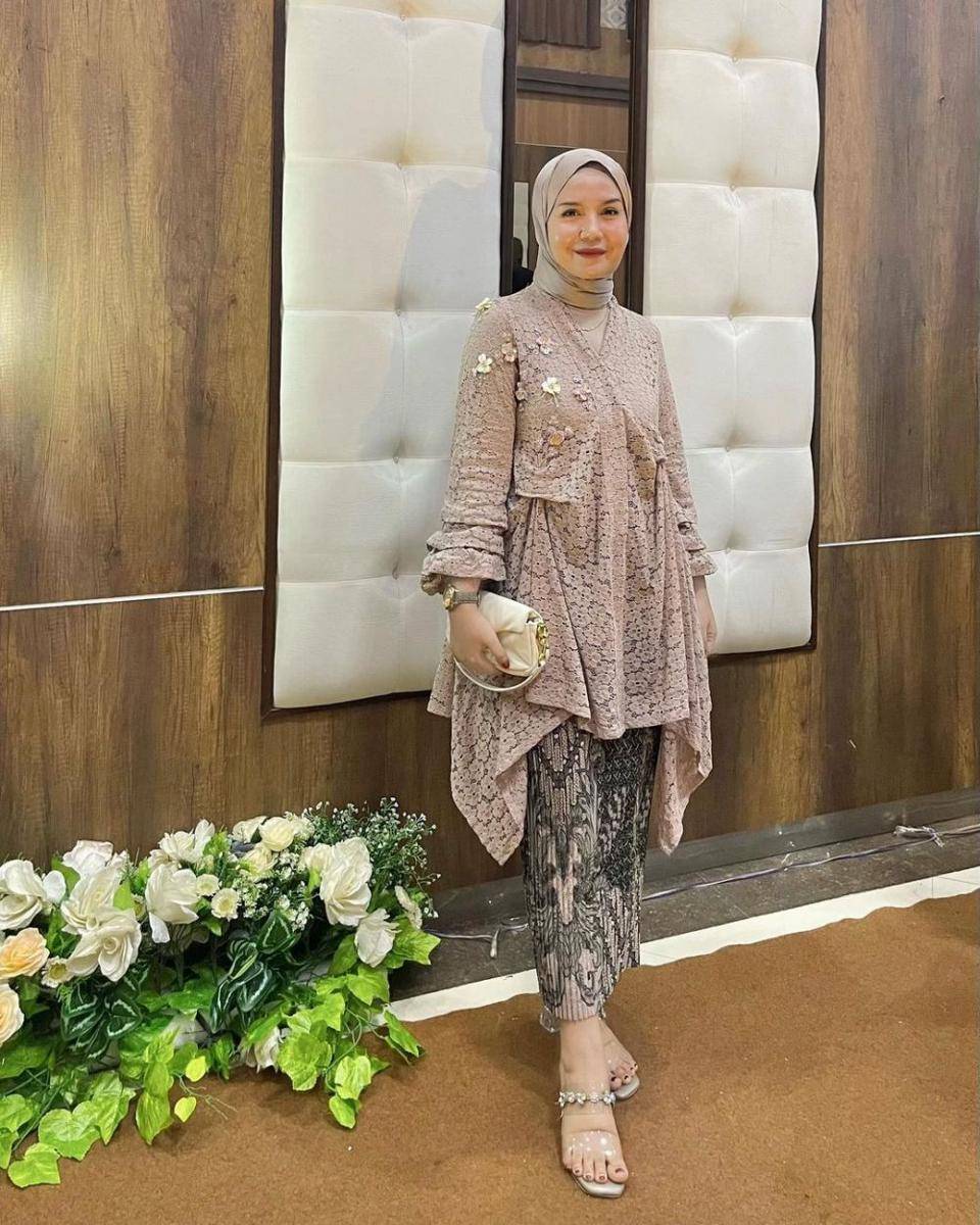 ide kebaya modern hijab untuk acara lamaran (instagram.com/sariwandaa)