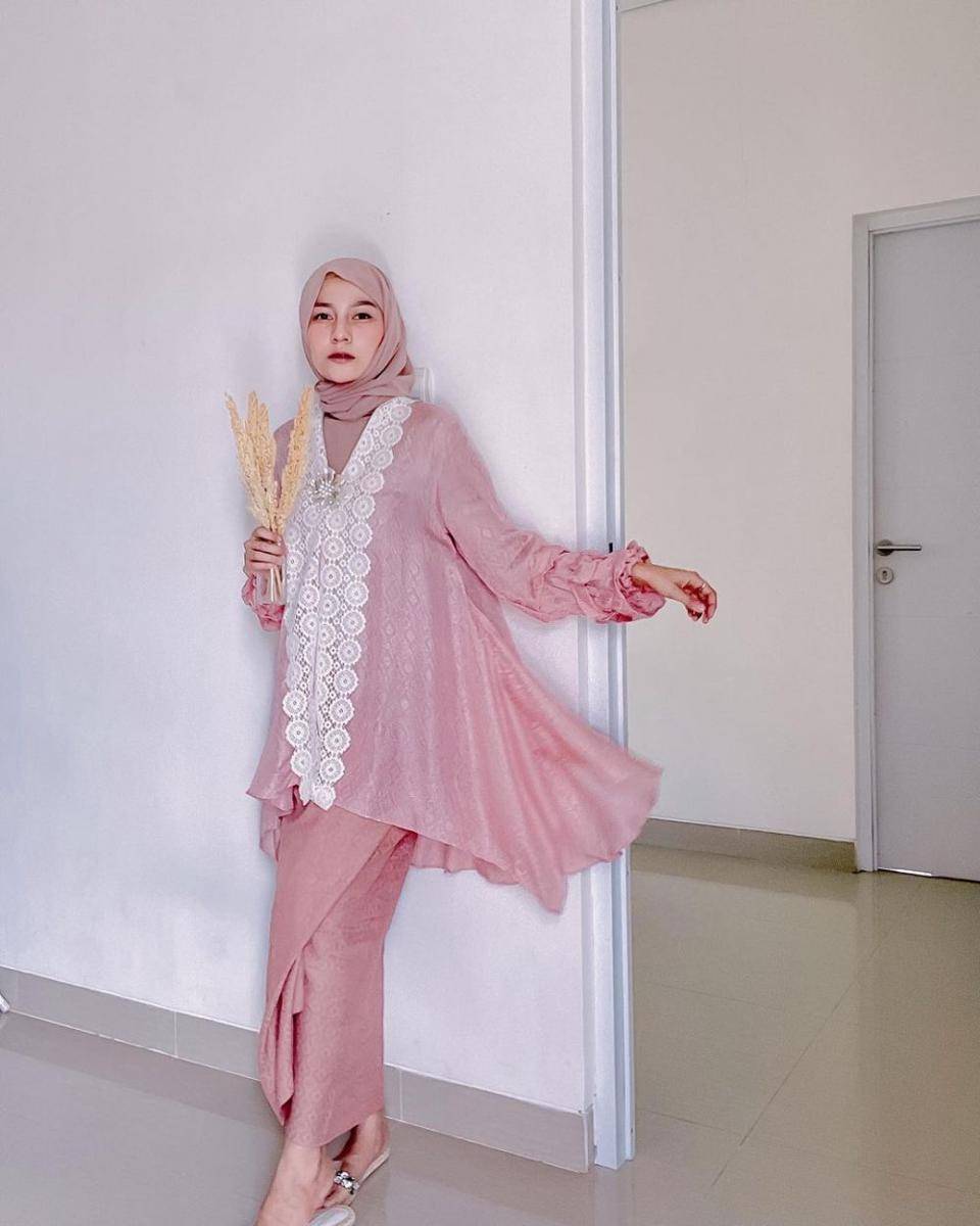 ide kebaya modern hijab untuk acara lamaran (instagram.com/liabaiq)