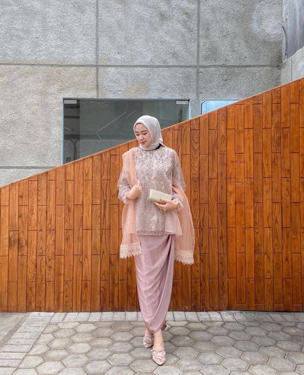 ide kebaya modern hijab untuk acara lamaran (instagram.com/indahninayusti)
