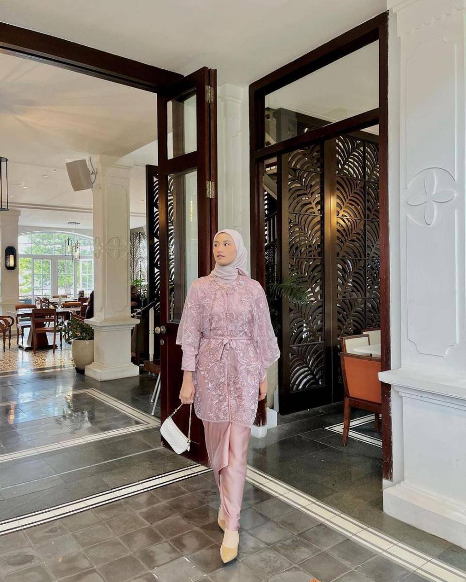ide kebaya modern hijab untuk acara lamaran (instagram.com/auliarahmatk)