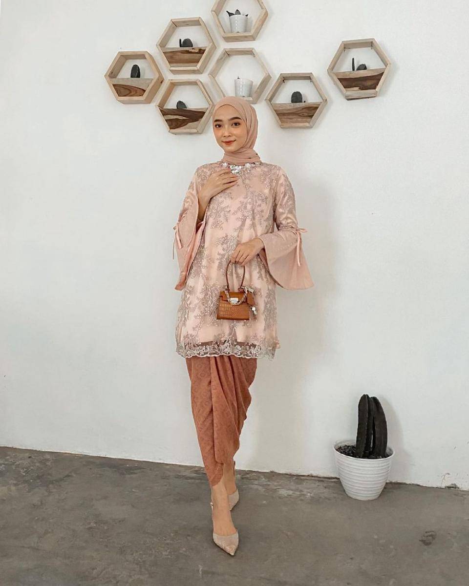 ide kebaya modern hijab untuk acara lamaran (instagram.com/liza.rosalita)