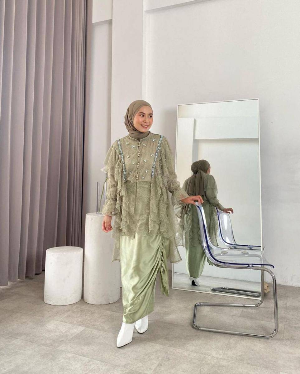 dress dan kebaya hijab sage green (instagram.com/clymontinesakianto)