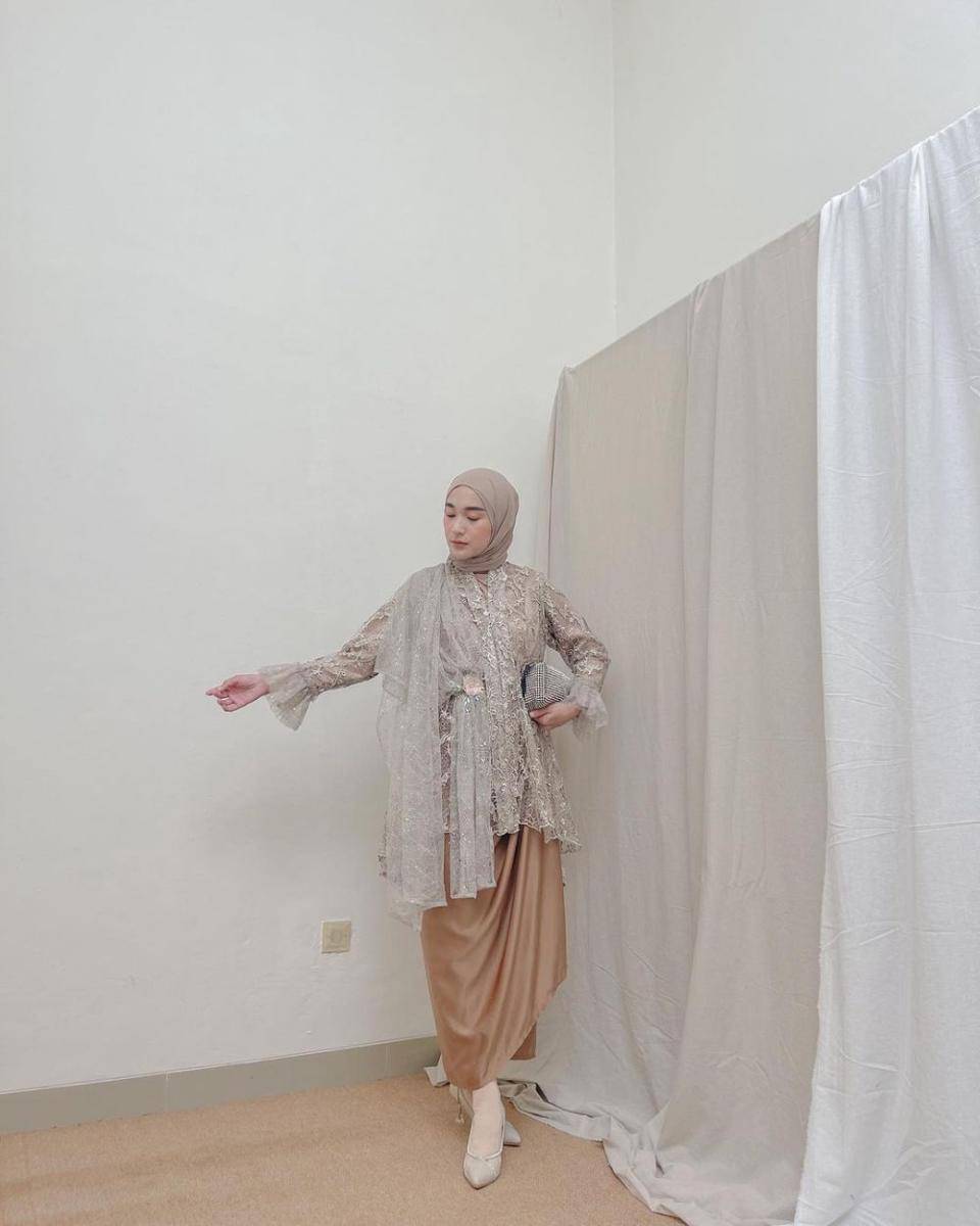 ide kebaya modern hijab untuk acara lamaran (instagram.com/denisarani)