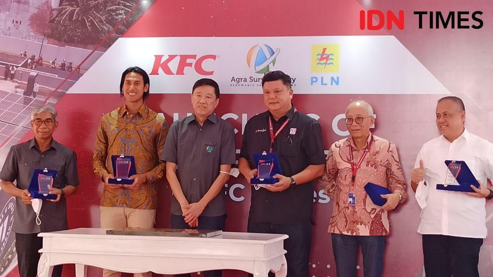 Peresmian Pembangkit Listrik Tenaga Surya (PLTS) dan Stasiun Pengisian Kendaraan Listrik Umum (SPKLU) di gerai KFC Indonesia yang berlokasi di Jalan Panjang, Jakarta Barat, Kamis (11/8/2022). (IDN Times/Kamila Sayara Avicena)