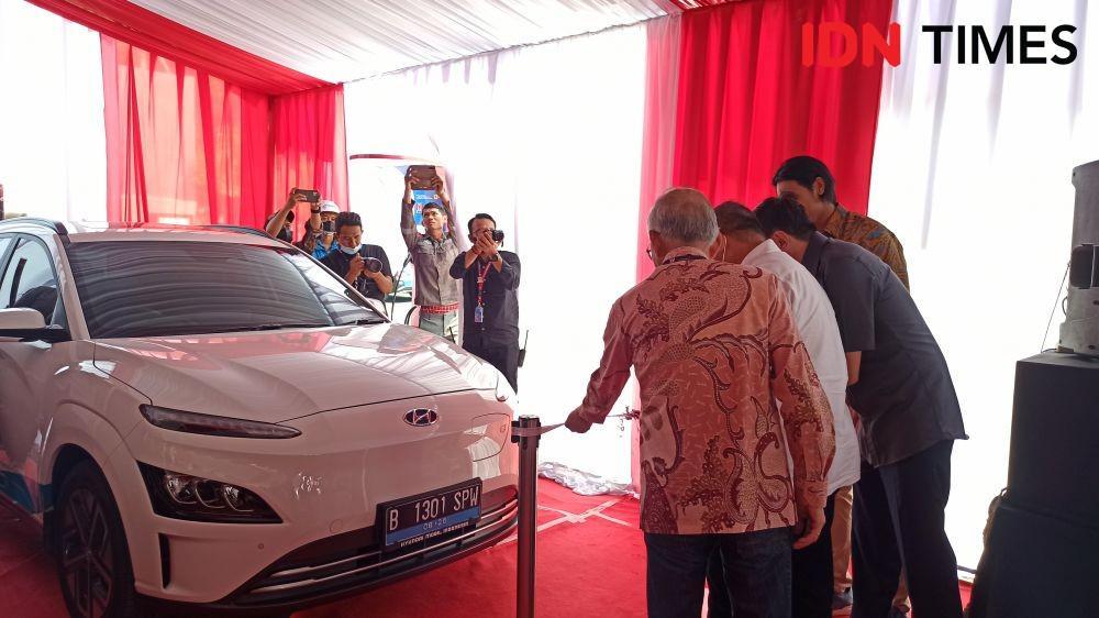 Pengguntingan pita sebagai simbolasi peresmian peluncuran PLTS dan SPKLU di gerai KFC Jalan Panjang, Kebon Jeruk, Jakarta Barat, Kamis (11/8/2022). (IDN Times/Kamila Sayara Avicena)