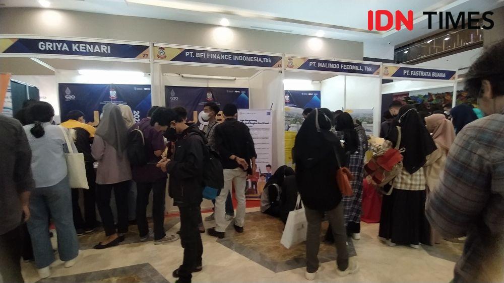 Sejumlah pencari kerja mengantre di booth-booth perusahaan pada job fair di Mall Phinisi Point Makassar, Kamis (11/8/2022). IDN Times/Asrhawi Muin