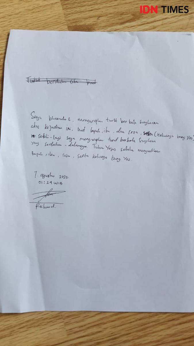 Surat yang ditulis tangan oleh Bharada Richard Eliezer yang berisi permohonan maaf kepada keluarga Nofriansyah Yosua Hutabarat pada 7 Agustus 2022. (Dokumentasi istimewa)