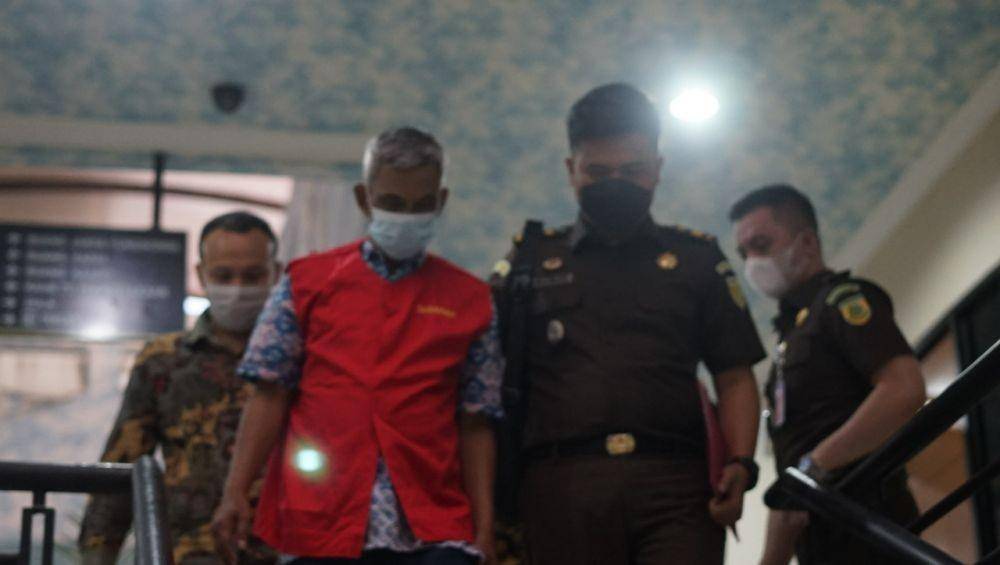 Tersangka berinisial A saat di bawa Kejari Depok ke Rutan Kelas 1 Depok terkait dugaan korupsi pada Dinas Pemadam Kebakaran dan Penyelamatan Kota Depok. (Istimewa)