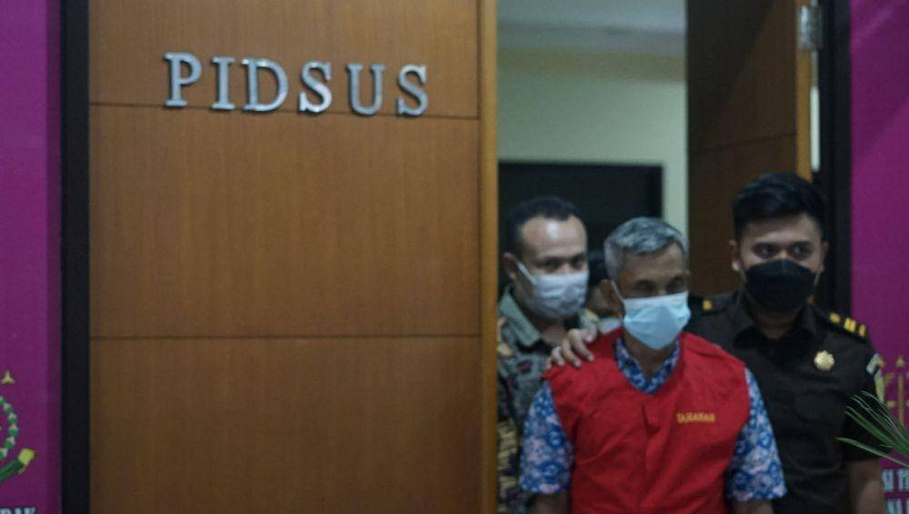 Tersangka berinisial A saat dibawa Kejari Depok ke Rutan Kelas 1 Depok untuk dilakukan penahanan terkait dugaan korupsi di Dinas Pemadam Kebakaran dan Penyelamatan Kota Depok. (Istimewa)