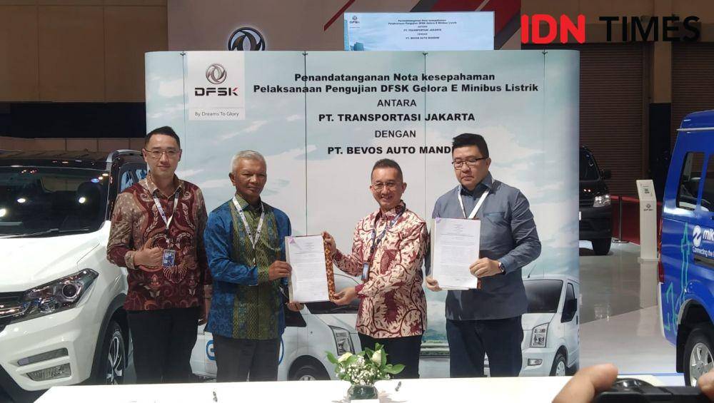 Perjanjian uji coba kendaraan Gelora E yang ditandatangani PT Transjakarta dengan DFSK (IDN Times/Rivera Jesica Souisa)