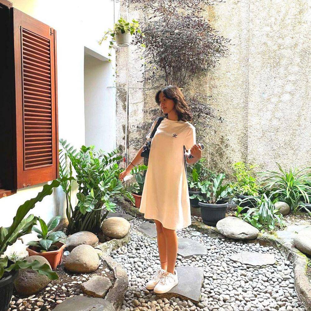 Outfit ala Keisya Levronka untuk library date (instagram.com/keisyalevronka)
