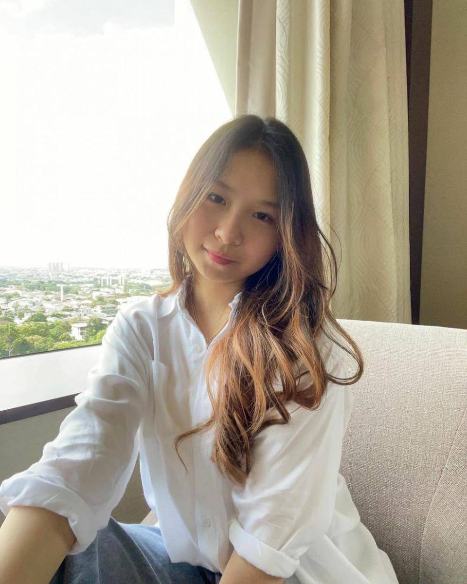 OOTD kemeja putih dan jeans ala Aliyyah Kohl (instagram.com/aliyyah.kohl)