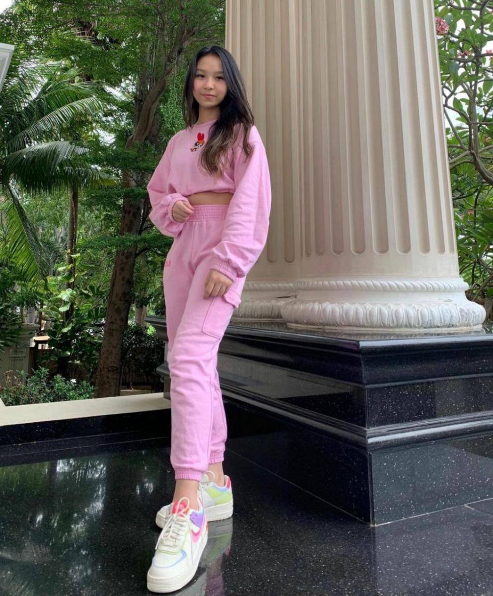 OOTD crop top sweater ala Aliyyah Kohl (instagram.com/aliyyah.kohl)