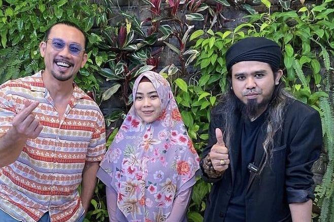 10 Potret Yuni, Istri Muda Gus Samsudin yang Jebolan Liga Dangdut