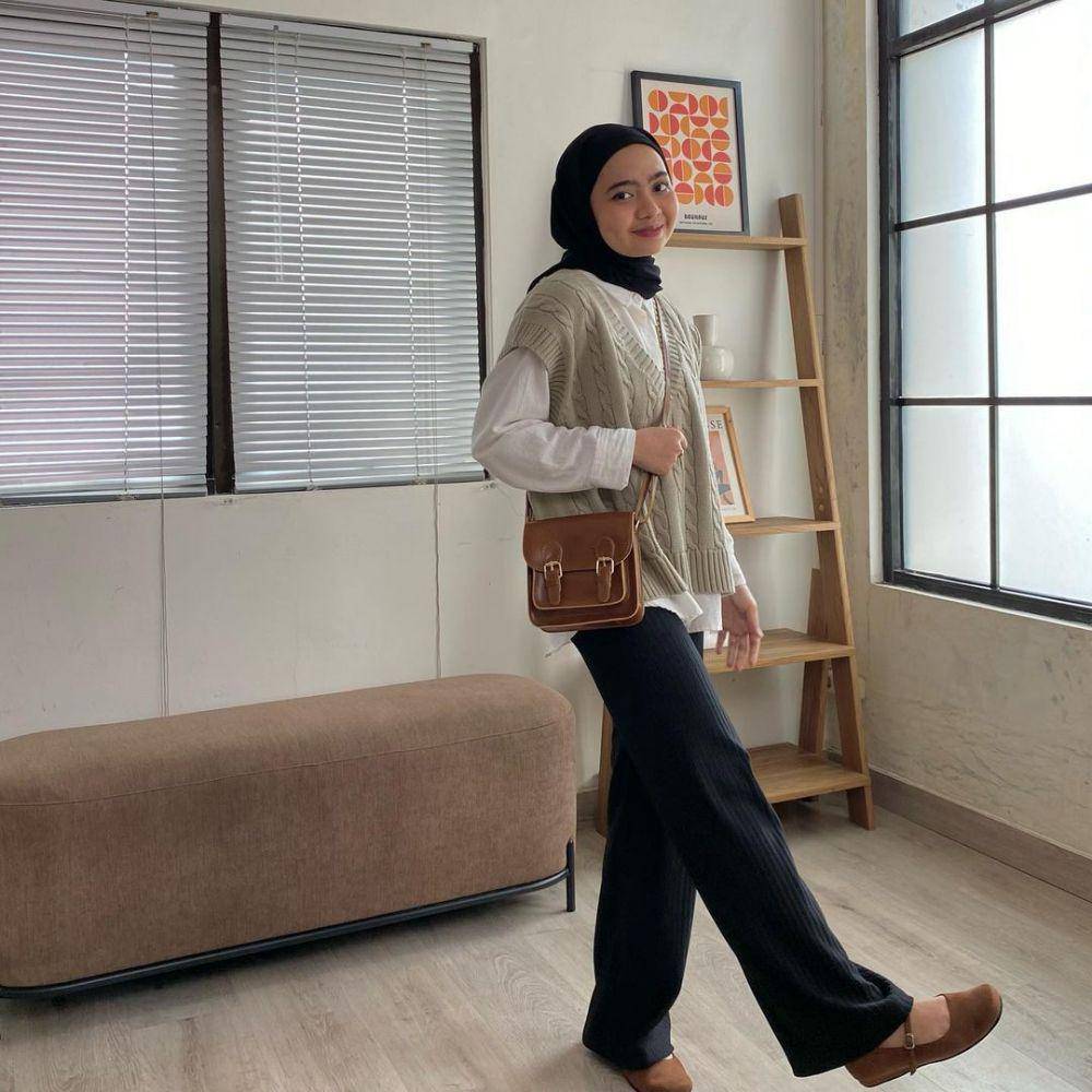 Outfit ala Maryam Nurul untuk library date (instagram.com/maryamnurul)