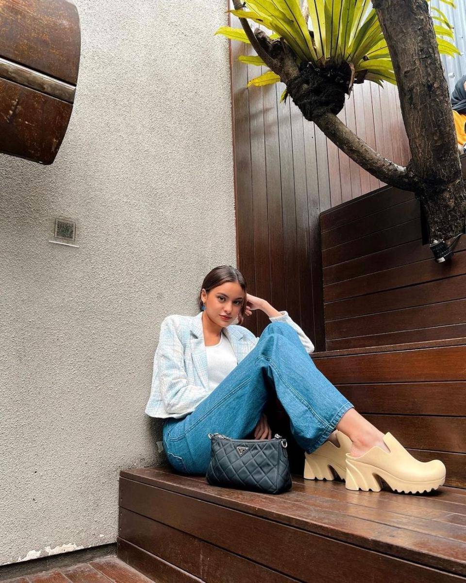 Outfit ala Andira Hadley untuk library date (instagram.com/andirazh)