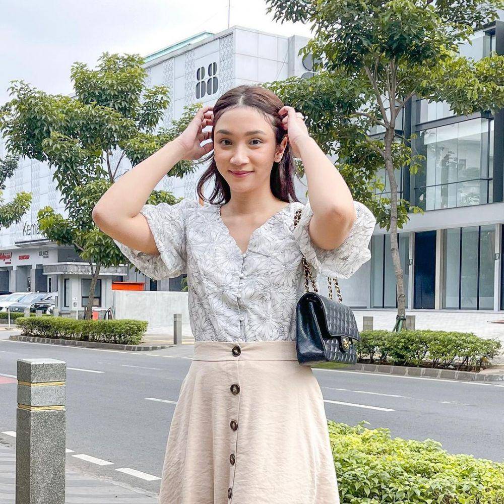 Outfit ala Stefany Talita untuk library date (instagram.com/stefanytalita)