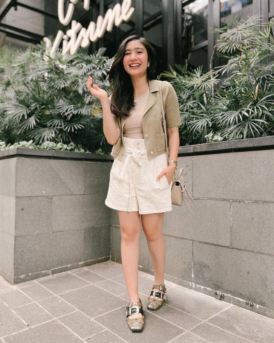 Outfit ala Febby Rastanty untuk library date (instagram.com/febbyrastanty)