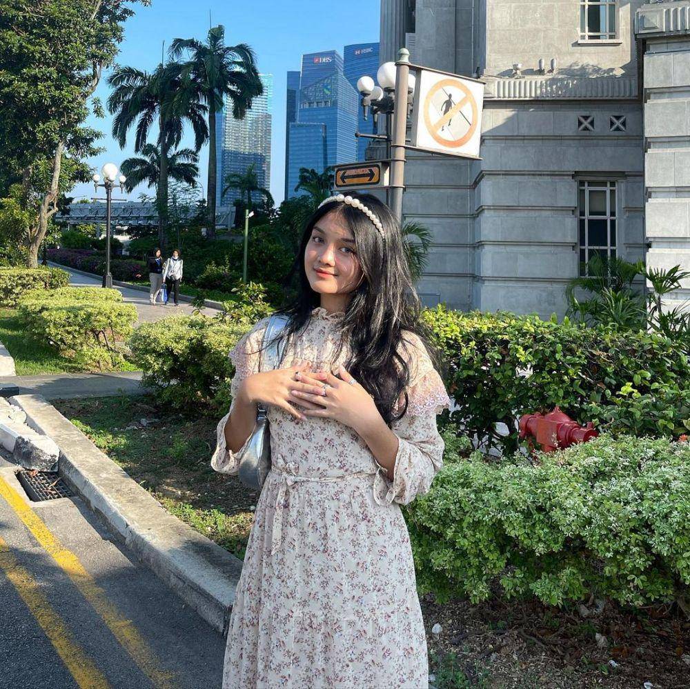 Outfit ala Adinda Khalista untuk library date (instagram.com/adindaakm)