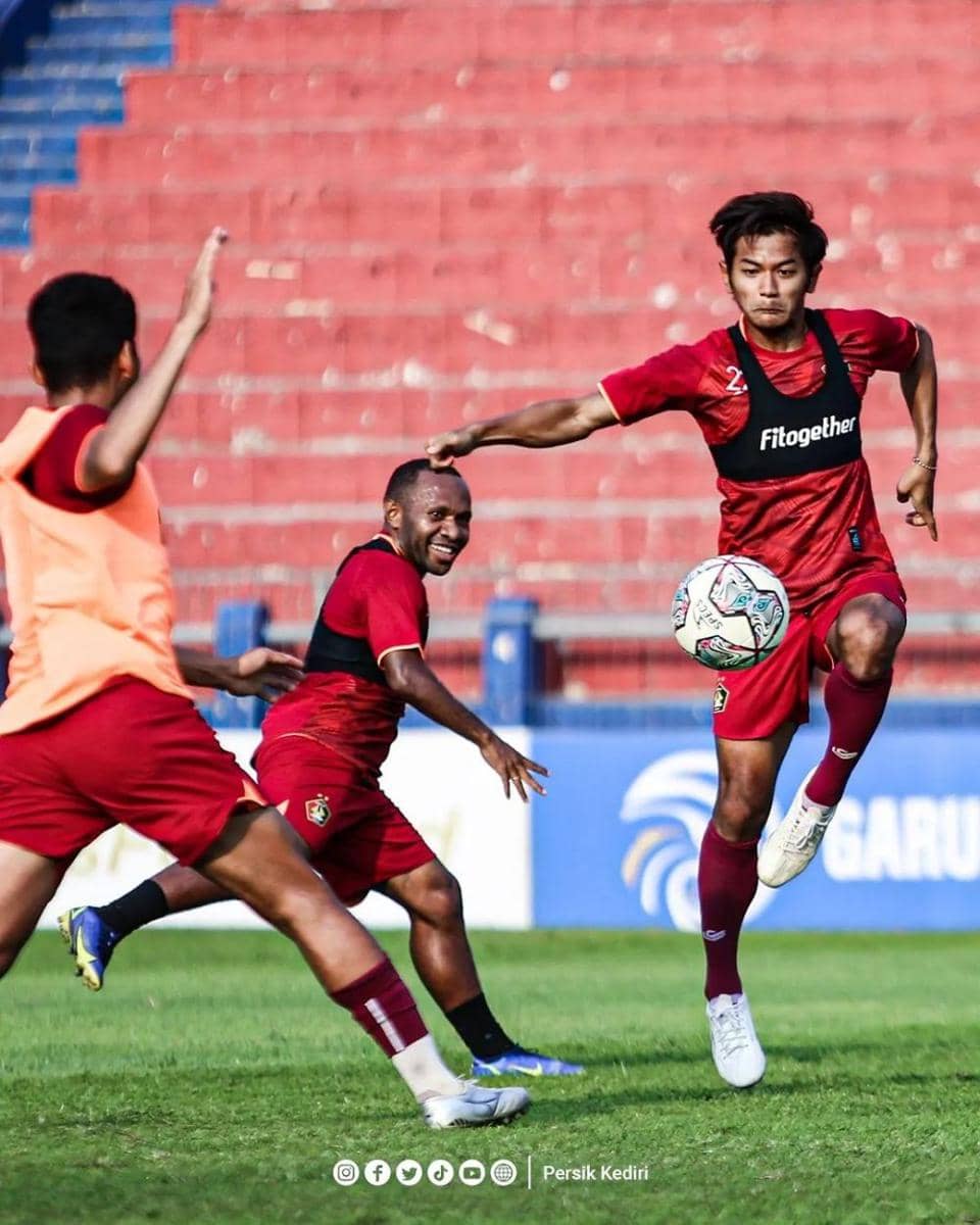 Pemain Persik Kediri saat berlatih di Stadion Brawijaya. Instagram.com/ persikfcofficial