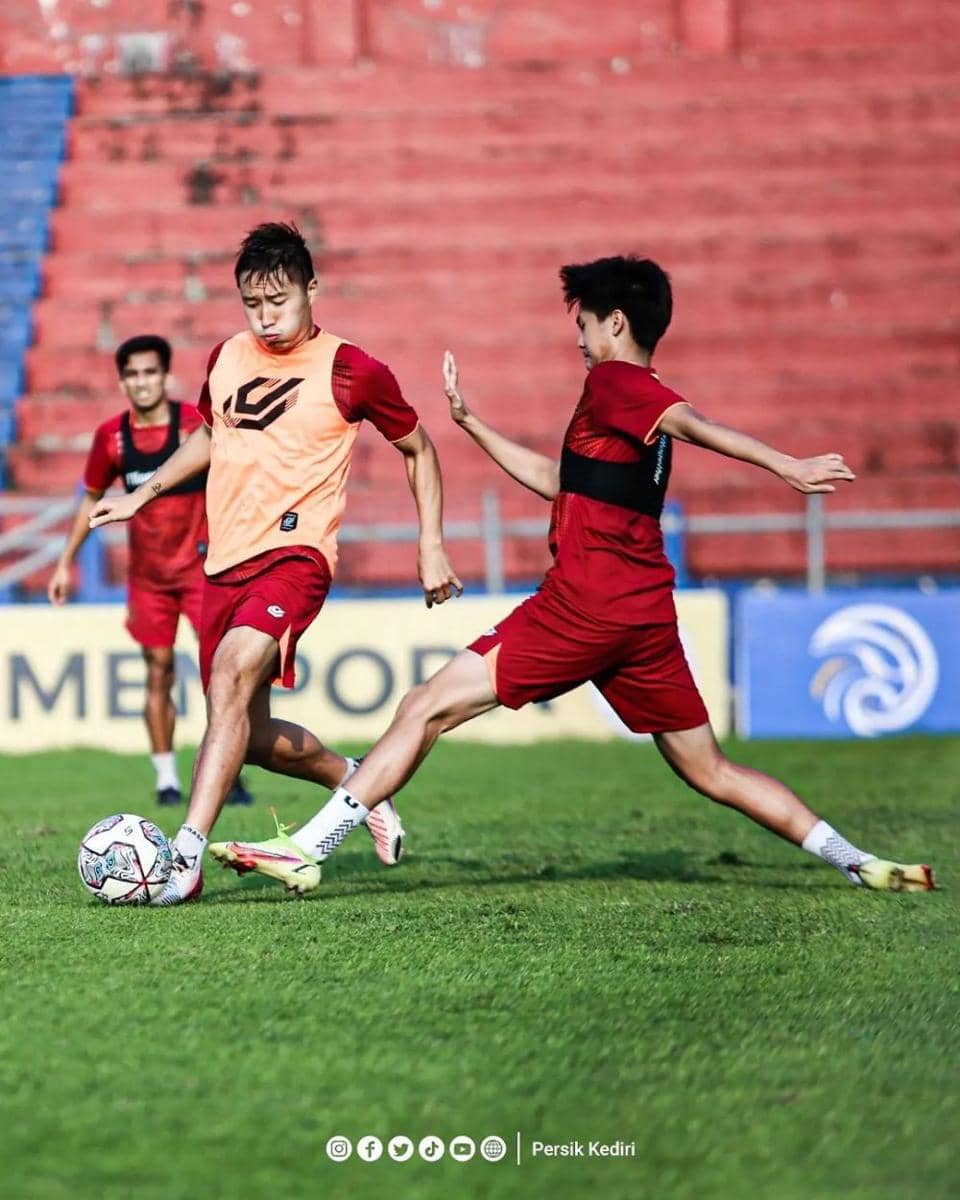 Pemain Persik Kediri saat berlatih di Stadion Brawijaya. Instagram.com/ persikfcofficial