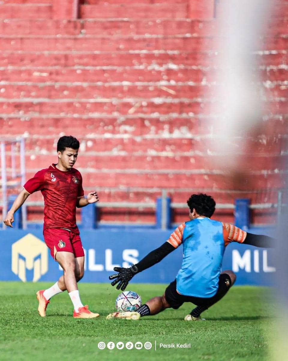 Pemain Persik Kediri saat berlatih di Stadion Brawijaya. Instagram.com/ persikfcofficial