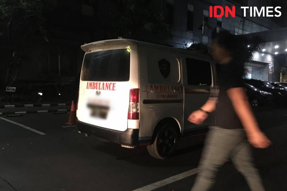 Ambulans Pengangkut Jenazah Brigadir J dari rumah dinas Ferdy Sambo. (IDN Times/Irfan Fathurohman)