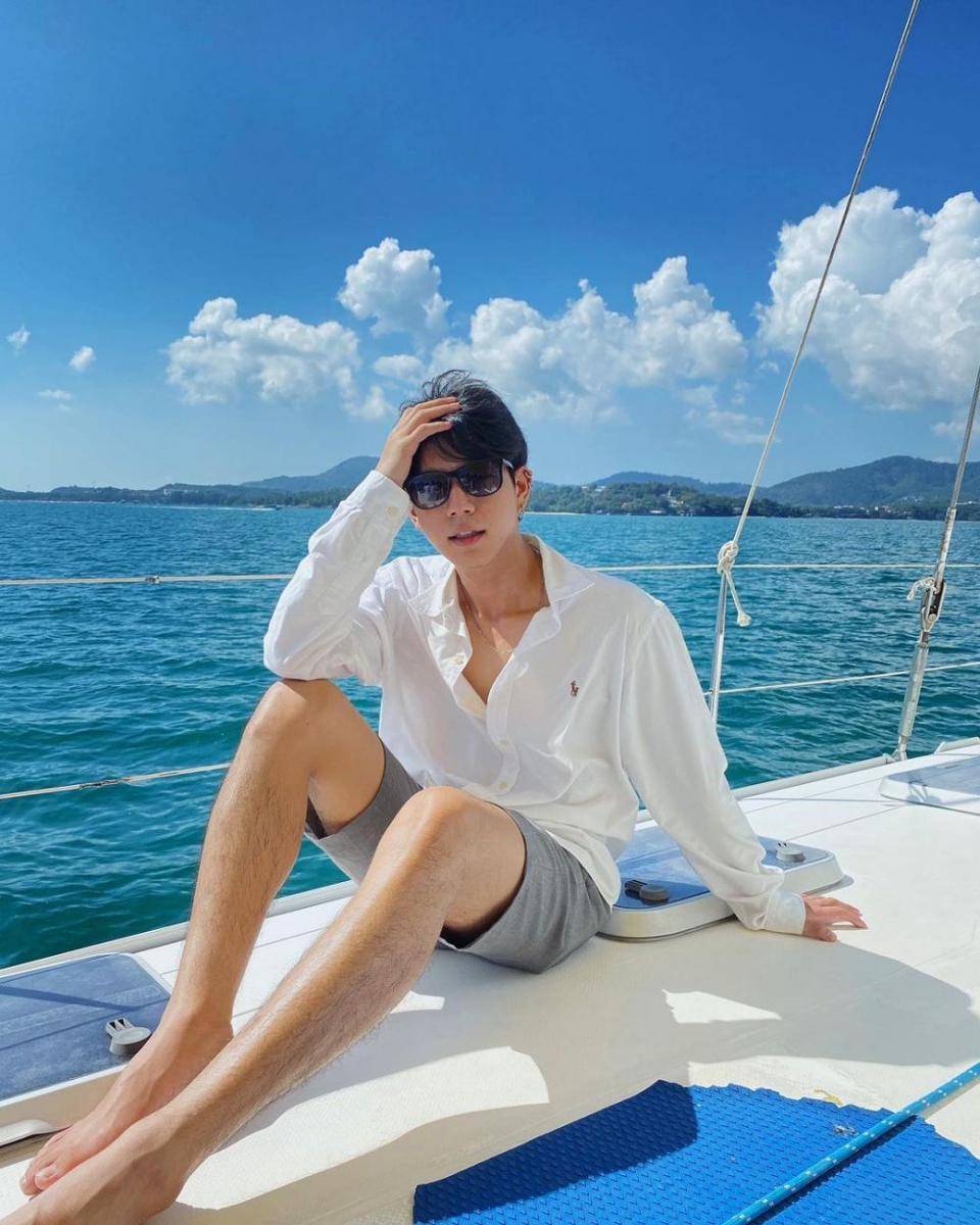 gaya kasual ala Bright Norraphat saat liburan dengan celana pendek (instagram.com/brightnorr)
